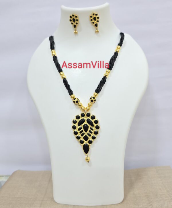 Assamese traditional pure silver based 24kt gold foiled black stone doogdoogi pendant set